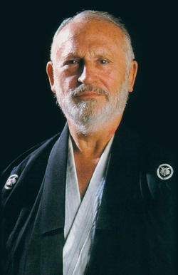 L’attribut alt de cette image est vide, son nom de fichier est henryplee.jpg.